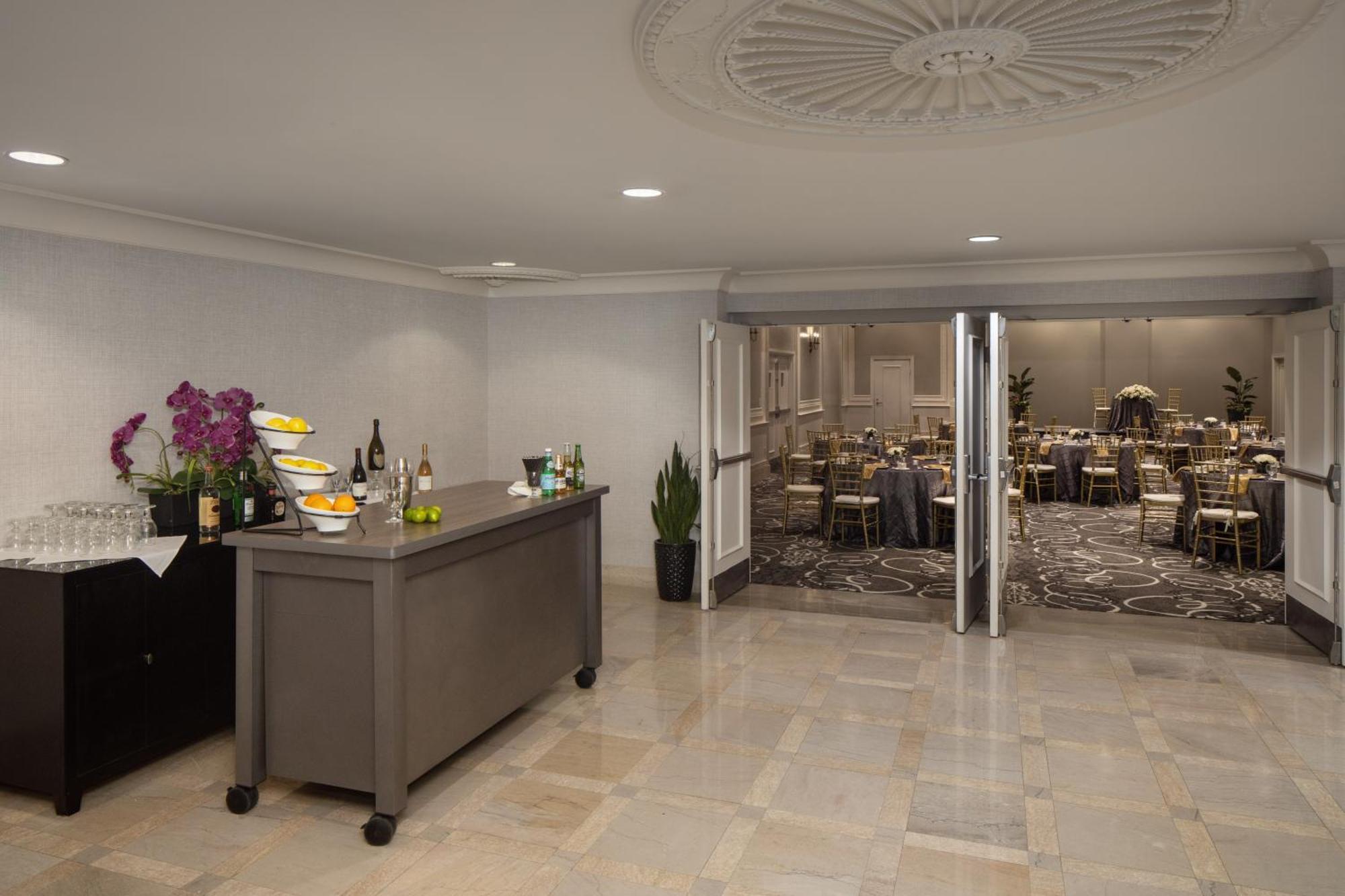 Doubletree Suites By Hilton Hotel Detroit Downtown - Fort Shelby Ngoại thất bức ảnh